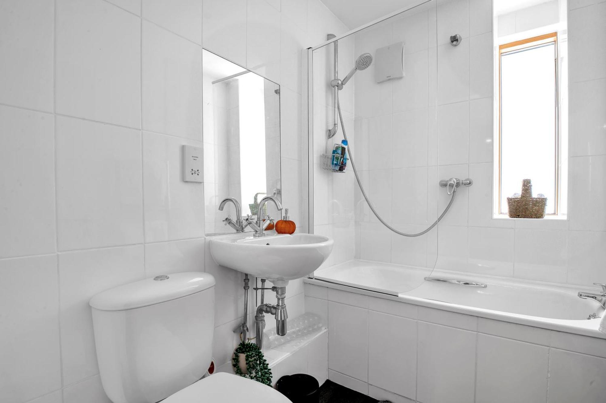 Luxury Waterfront Property With Free Parking Coventry Eksteriør billede