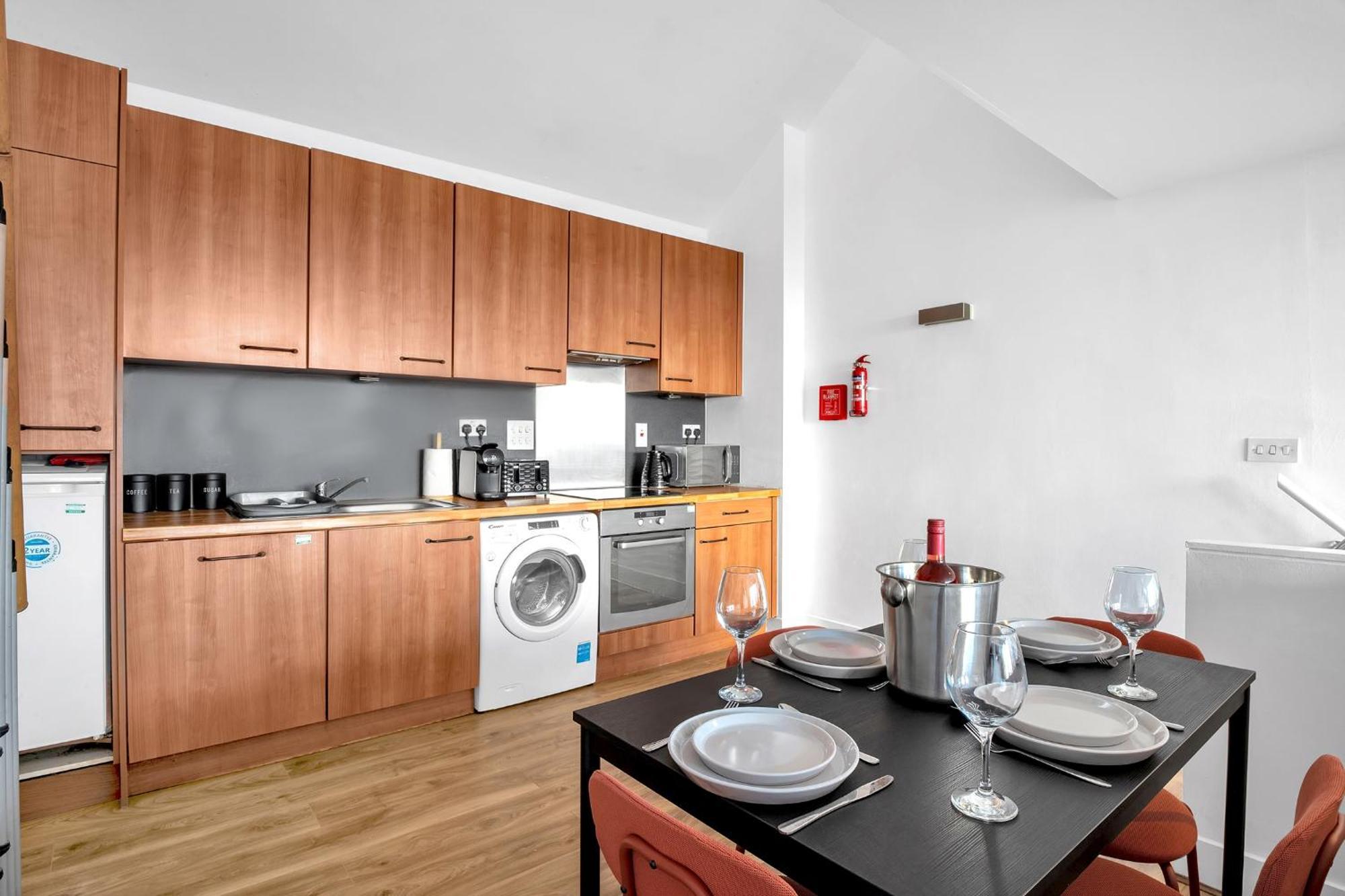 Luxury Waterfront Property With Free Parking Coventry Eksteriør billede