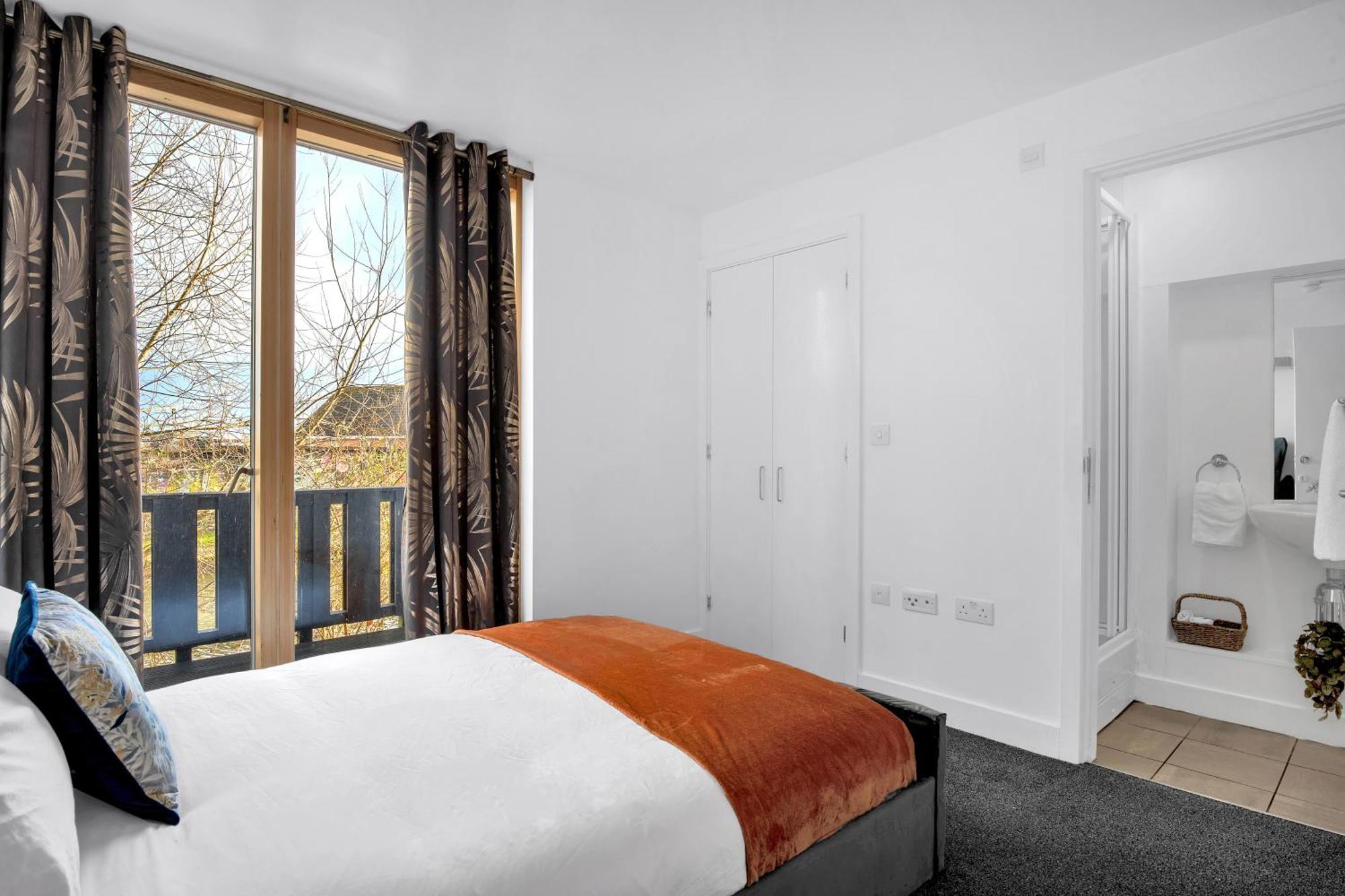 Luxury Waterfront Property With Free Parking Coventry Eksteriør billede